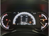 カラーヘッドアップディスプレイ付き。少ない視線移動で情報を確認できるので、運転の疲労軽減に繋がりますよ♪