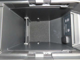 アームレスト内の収納部に、USBポートを二口備えています。運転席と助手席それぞれのスマホや電子小物を充電可能です。