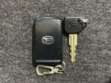 【スマートキー】持っているだけでエンジン始動や、ドアロックの開閉まで出来ちゃう賢く便利なスマートキーを装備!イモビライザーでセキュリティー対策もOK!