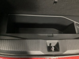 ラゲッジルームの床下に収納スペースをさらにひとつ追加。 より多くの荷物を積載可能です。