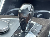 【シフトノブ】BMWの高性能オートマチックは、ATセレクトレバーを左側に倒すことで、通常の「D」から「S」(スポーツ)または「M」(マニュアル)へと切り替えが可能です。