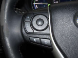 【ステアリングスイッチ】運転中に視線を前に向けたまま画面の操作できます。
