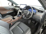 高級感のある美しいインテリアデザインの運転席です。