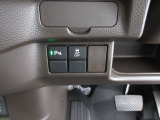パーキングセンサーや横滑りを防ぐVSA等のスイッチ類は運転席の右側、手の届きやすい位置にあります。