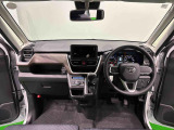 Aピラーの傾斜やヒップポイントの位置を最適化。ひらけた前方視界とノンストレスな運転姿勢で快適なドライブが楽しめます。