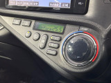 【オートエアコン】一度お好みの温度に設定すれば、車内の温度を検知し風量や温度を自動で調整。暑い&hellip;寒い&hellip;と何度もスイッチ操作をする必要はありません。快適な車内空間には必須の機能ですね♪