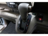 インパネシフトだから視線の移動も少なく足元もスッキリ♪運転席もゆったりしているのでゆとりを持ってドライブできますね!