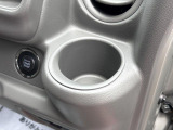運転席ハンドルの右側にもドリンクホルダーがございます!お飲み物だけではなく、携帯電話なども置けますね♪