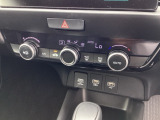 こちらの車両は『でかナビ』が装着されてますよ(*^_^*)大きな画面は見やすいので快適ですよ〜(^^)/