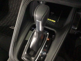 オートマチックシフトレバーは、手になじみ操作しやすい形状で安全運転にもつながります♪