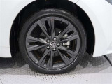 アルミホイールを装備、タイヤサイズは215/45R17です。