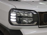 LEDヘッドライトには、ハイビームで走行中に先行車や対向車を検知した時、部分的に遮光し、先行車や対向車に配慮しながら高い視認性を確保できるADB(アダプティブドライビングビーム)が採用されています。
