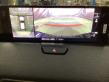狭い場所での駐車やすれ違いなどでより的確な運転操作に役立つ360&deg;ビューモニターが装備されています。