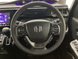 ハンドルにHondaセンシング系のクルーズコントロールやレーンキープアシストなどのスイッチと、オーディオの操作スイッチが装備されています。ハンドルから手を離さず安全に操作できます。