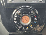 エアコン操作部はコンパクトにまとまっていて操作しやすいです。オートエアコン機能でワンタッチでいつでも快適な温度お乗りいただけます。