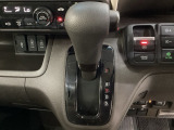 CVT車のセレクトレバーです。低速から高速まで、変速ショックのないスムーズな走りを実現するとともに、エンジン効率のよい領域を維持することで燃費にも貢献します。