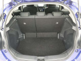 リヤシートは左右別々に前倒しが出来るので、乗車人数や荷物の量に合わせたアレンジが可能です。