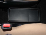 運転席、助手席の間にコンソールBOXが有り使いやすいですよ。