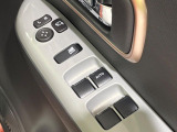 【電動格納ミラー】サイドミラーは電動格納式となっており、狭い駐車場でもキズがつくリスクを抑えられます。