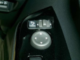 電動格納式ミラーなので、対向車などとのすれ違い時にも便利です。