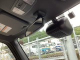 日差しをカットしながら、身だしなみもチェックできます。鏡付きサンバイザーで一石二鳥。