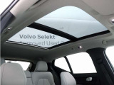 屋根一面まるごととも言える特大サイズのチルトアップ機構付電動パノラマ・ガラス・サンルーフ。晴天時はもちろん、雨天・曇天時にもシェードを開けることで常に開放的な車内空間を実現させてくれます。