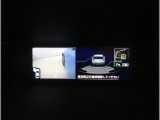 後退時には、リヤの4つのセンサーが障害物を検知し、必要に応じてブレーキが作動するよう設計されています。サイドビュー映像も表示され、周囲を確認しやすく、見えにくいガレージへの車庫入れも安心です。