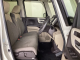 フロントシートはベンチシートです。ベンチシ―トは運転席と助手席の移動もスムーズ!狭い駐車場での乗り降りに便利です。シートの間にコンソールボックスやドリンクホルダーがないため、車内空間も広く感じます