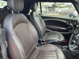 【運転席】しっかりと包み込んでくれるような質感のシート。
