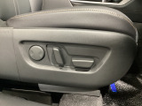 運転席にはパワーシートを装備!シート位置を記憶するメモリー機能付きなのでご夫婦で2名分セットすると便利です♪