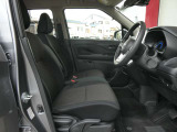 運転席はほどよくホールド感のある形状をしておりますので、運転がしやすいです。