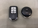 スマートキー付きですからドアロックの開閉およびエンジンスタートが楽々です。電動スライドドアの開け閉めもボタンで操作できます。加えて、純正リモコンエンジンスターター用の操作キーもついています。