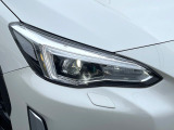 【LEDヘッドライト】悪天候や夜間走行時も良好な視界を確保し安心して運転できる高輝度LEDヘッドライトを装備!点灯速度が早く、消費電力も抑えられています。