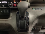 CVT車のセレクトレバーです。低速から高速まで、変速ショックのないスムーズな走りを実現するとともに、エンジン効率のよい領域を維持することで燃費にも貢献します。