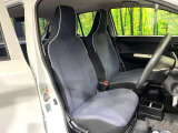 運転席まわりには十分なスペースがあり、大柄な方でもゆったり運転していただける環境です。