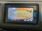 リバースギアに入れるだけで後方の表示へ切り替わります。夜間や雨の日の駐車も楽になりますよ。