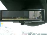 スマート・ルームミラー。ルームミラーに、リヤカメラの車両後方映像を表示。世界初の新技術で、荷物や人で見えづらかった後方視界がクリアに!