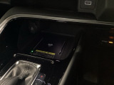 【ワイヤレス充電器】Qi対応のスマートフォンを置くだけで充電ができます。【アクセサリーソケット(電源ソケット)】電源からケーブルをつなげば、スマートフォンなどの電子機器の充電などを行うことができます!