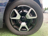 185/65R15のタイヤサイズは、マツダ2にとっての乗り心地と走りを計算されつくしたピッタリのサイズとなっております。