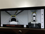 幅も大きいクルマなので、すれ違いも心配ですよね。バックカメラだけでなく、サイドカメラも装備しています。裏道のすれ違いの時なども、活躍してくれます。