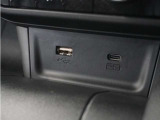◆USB接続端子◆スマホやiPodなどを接続して、いつもの音楽を車内でもお楽しみいただけます♪