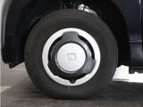 ◆純正ホイール装着車◆シンプルなデザインのホイールキャップ付きです。