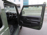 運転席側のドアは広く開くので乗り降りしやすいです!