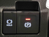 指先だけで簡単に操作が可能な電動パーキングブレーキを採用。「HOLD」スイッチを押すと、渋滞や信号待ちなどでブレーキペダルから足を離しても、ブレーキを保持するので安心です