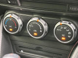【オートエアコン】一度お好みの温度に設定すれば、車内の温度を検知し風量や温度を自動で調整。暑い&hellip;寒い&hellip;と何度もスイッチ操作をする必要はありません。快適な車内空間には必須の機能ですね♪