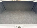 荷室には荷物をしっかりと積むことができる空間が確保されており、後席を倒すことでさらに広い空間が生まれます♪