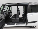 フラットなフロアで乗車後の横移動もしやすいですよ。