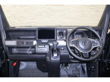 操作性に優れた運転席となります!小物入れや各ボタンの配置にこだわり、使いやすいです!座り心地もよく視認性も良好なのでロングドライブもお任せ下さい!