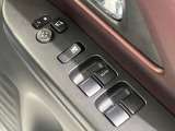 【電動格納ミラー】サイドミラーは電動格納式となっており、狭い駐車場でもキズがつくリスクを抑えられます。