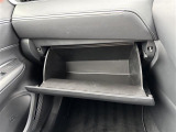 【グローブボックス】大容量のグローブボックスです!!車検証ケース他、日頃使う小物類の収納スペースもたくさんあります!